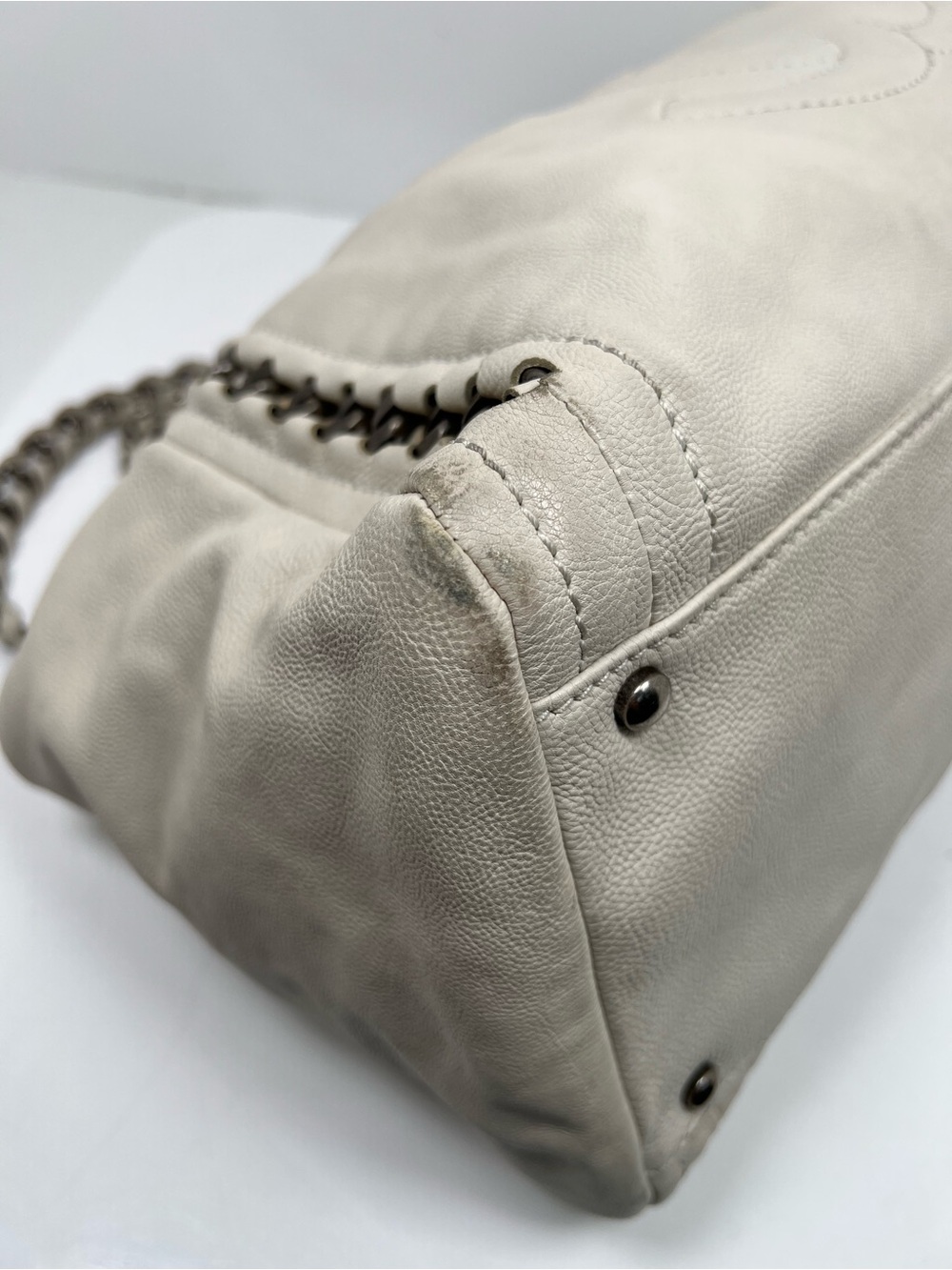 Authentic CHANEL 2005 White Caviar Modern Chain East West Leather Tote - Picture 9 of 15